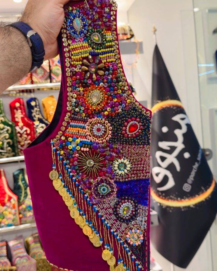 جلیقه مخمل جواهردوزی مدل اهورا برند منجوق