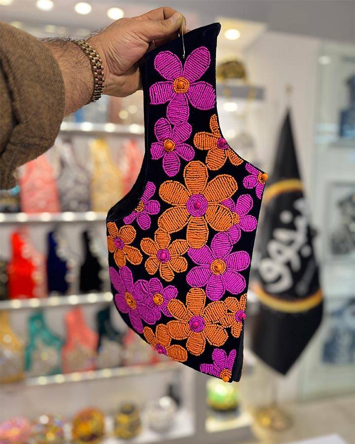 سخمه گلدوزی برند منجوق مدل گل میخک